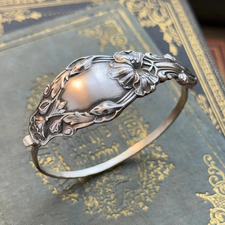 PetalCharm – Oldtimer Armband Aus Silber Mit Blumengravur