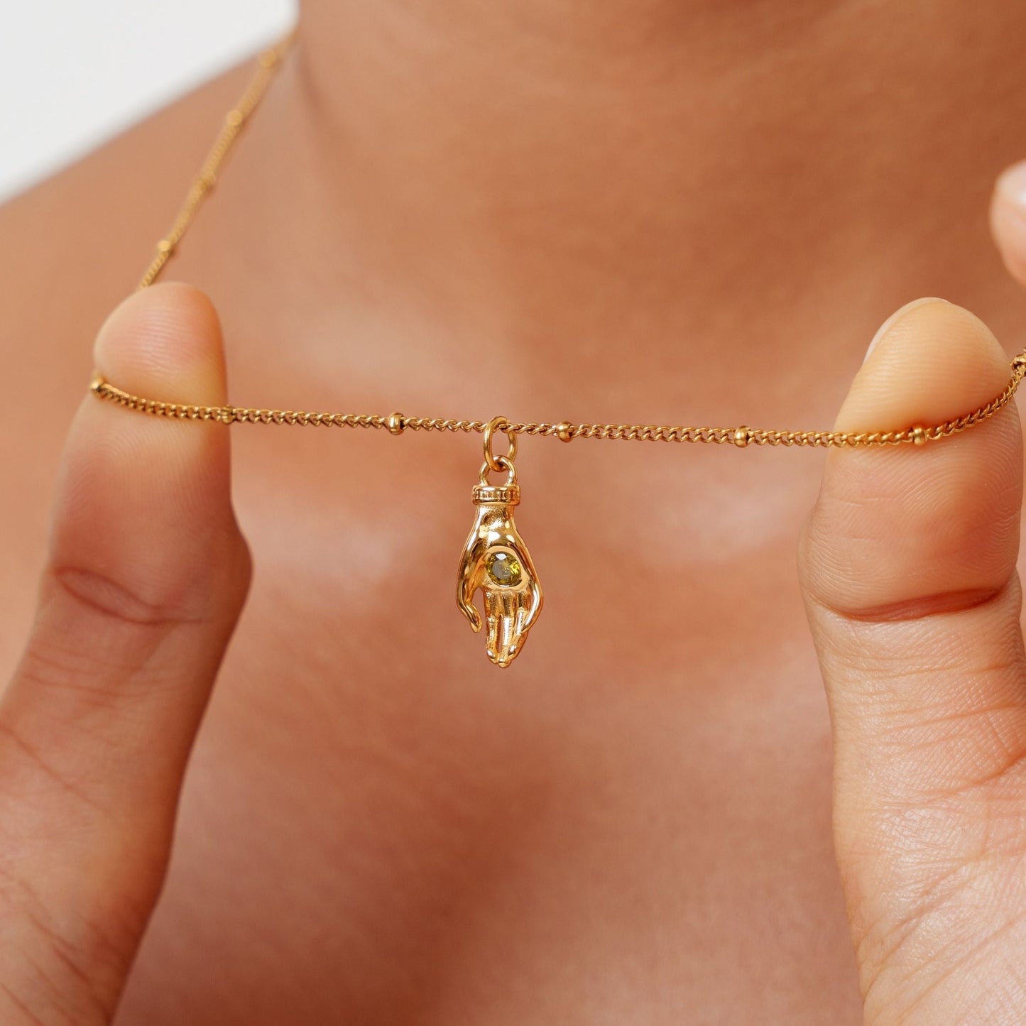 Damen Halskette goldfarben mit Schutz Hand Anhänger und grünem Zirkon