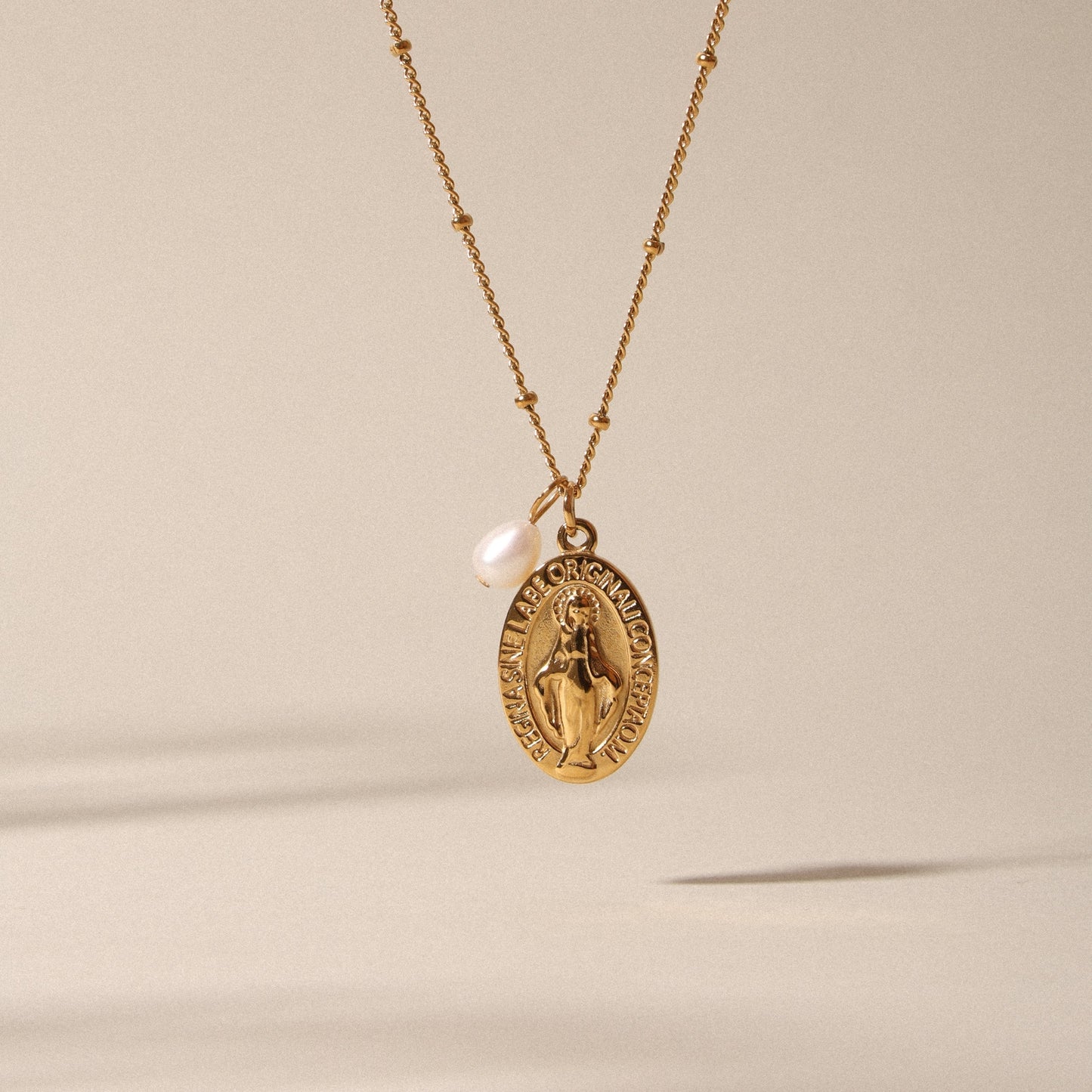 Damen Halskette mit goldfarbenem Kreuz Anhänger und Süßwasserperle
