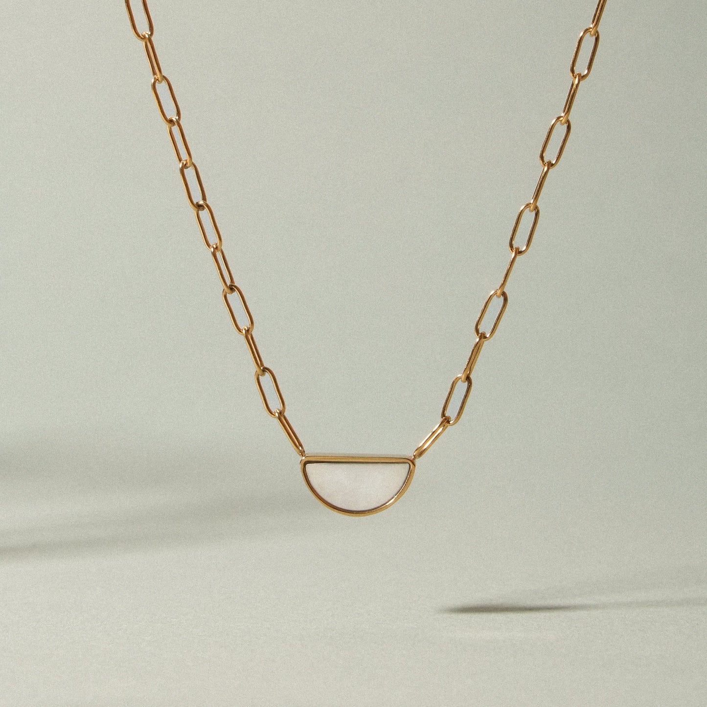 Damen Choker Halskette goldfarben mit Perlmutt Anhänger aus Edelstahl