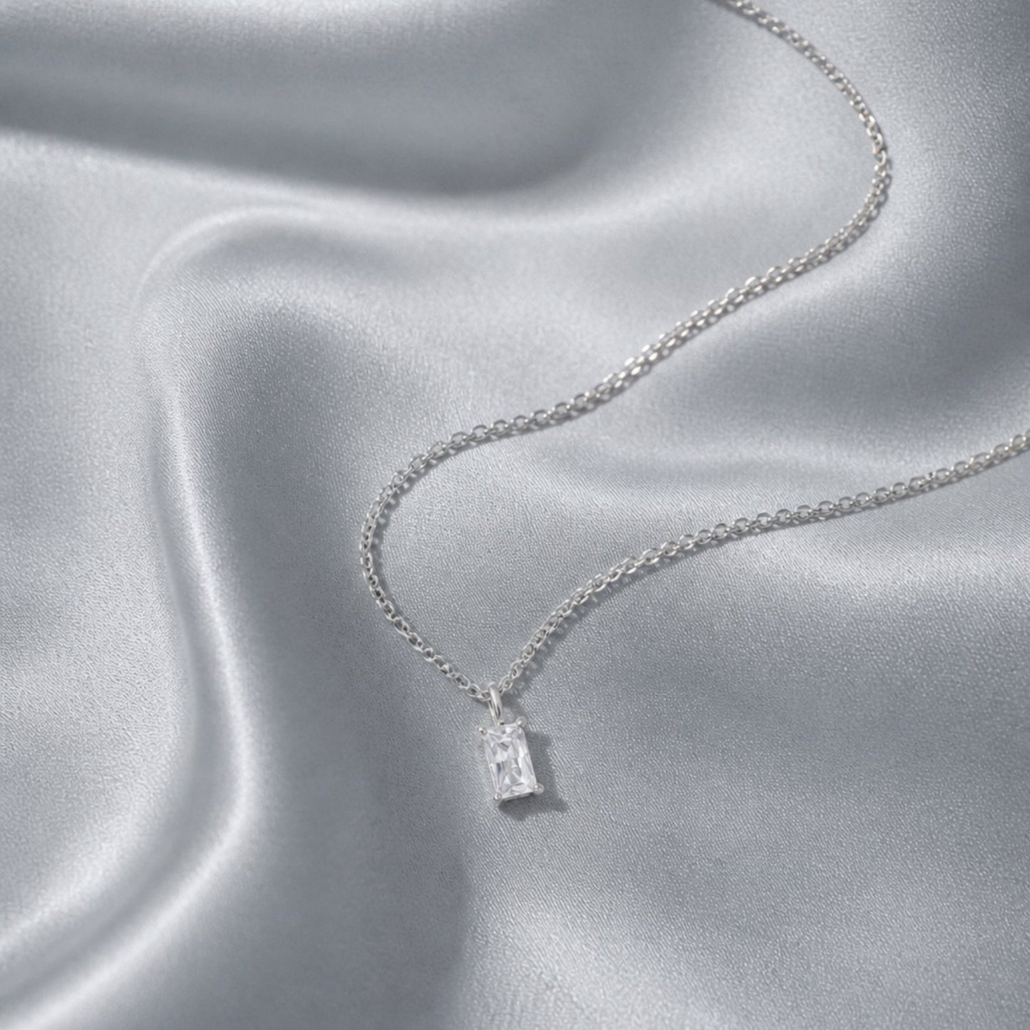 Damen Halskette Gold mit Kristall Anhänger, transparente Stein Kette, verstellbar, wasserfest, hypoallergen
