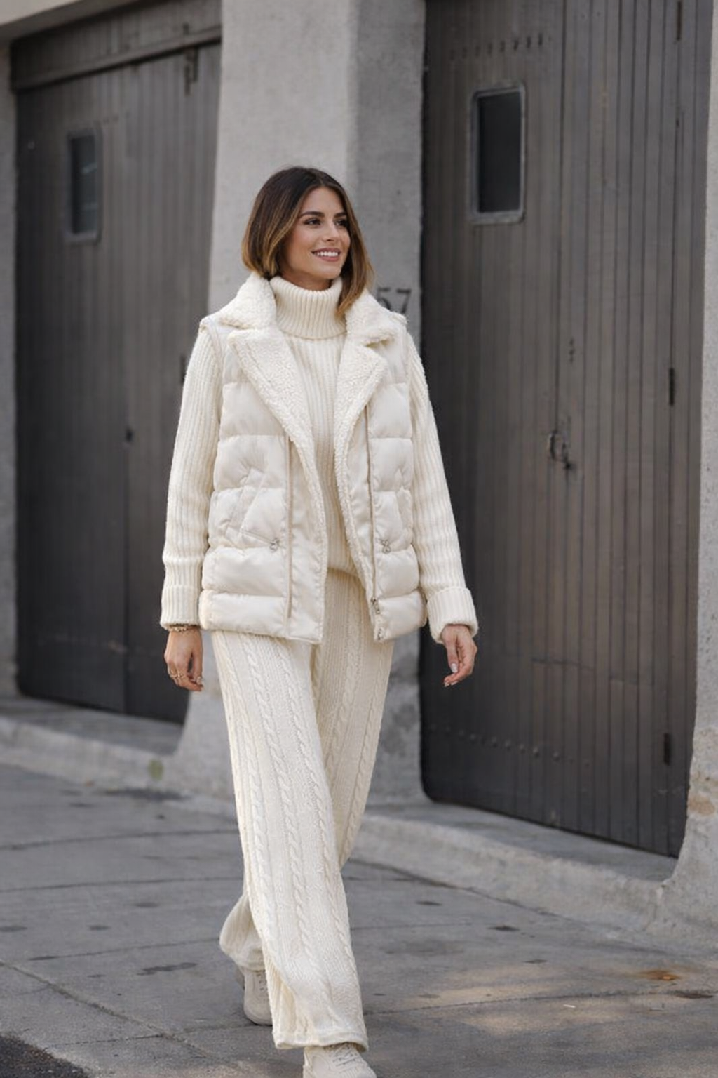 Strickset with a turtleneck, pants, and vest, cut loose, braid patterns
