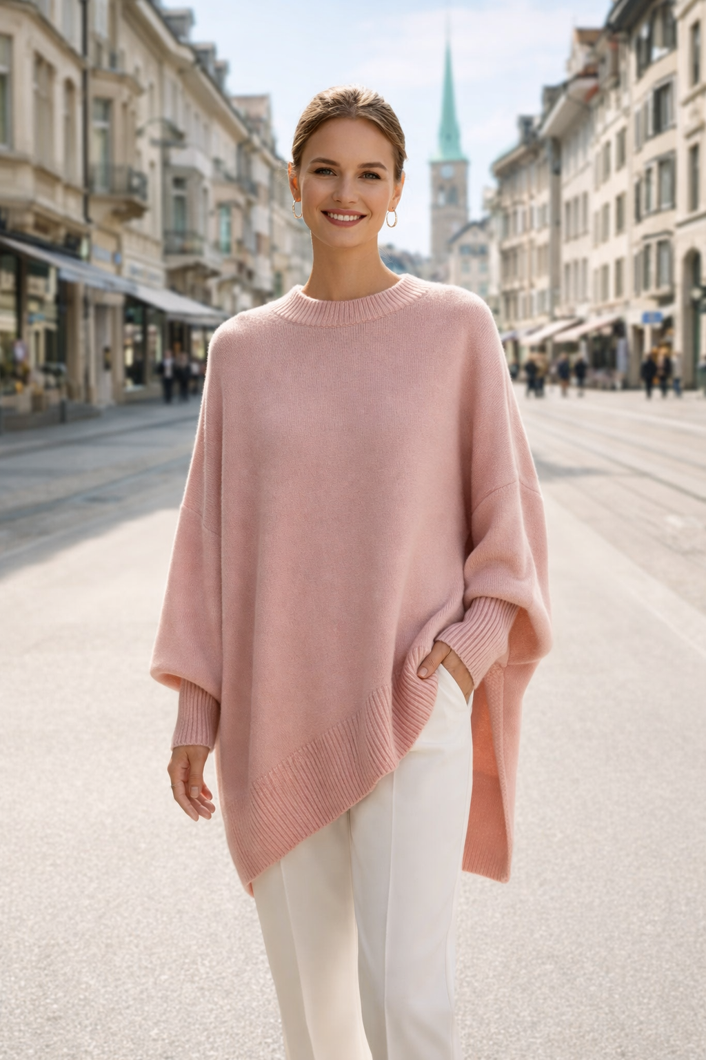 Damen Strickponcho um den Hals geschnitten, glatte Rippabschlüsse lockere Passform
