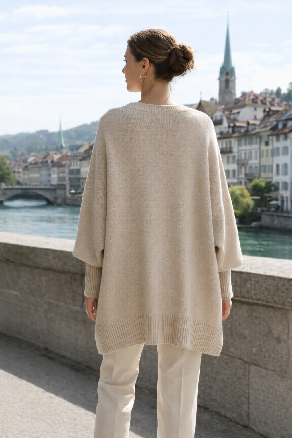 Damen Strickponcho um den Hals geschnitten, glatte Rippabschlüsse lockere Passform
