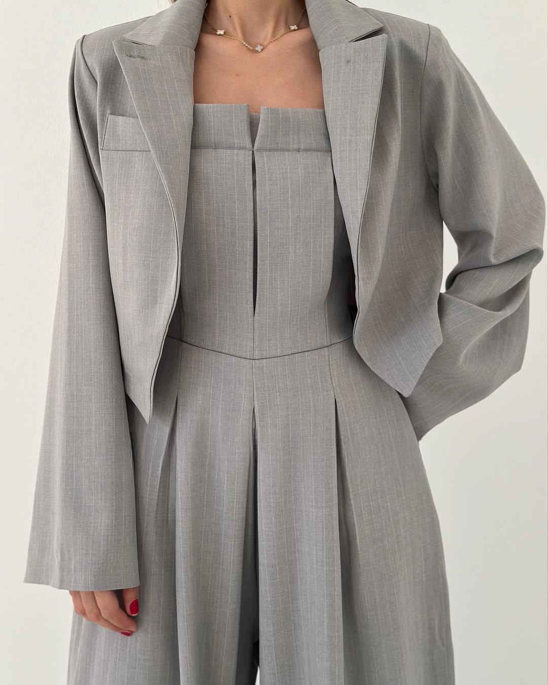 Damen Zweiteiler Regular Fit Jumpsuit mit trägerlosem Oberteil, kurzer Jacke und weitem Bein Set 3-teilig Reise- und Alltagsoutfit