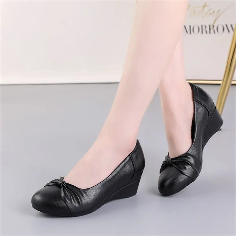 Damen Slip-on Schuhe Schwarz mit Keilabsatz Leicht Bequem Frühlingsschuhe Komfort Halbschuhe