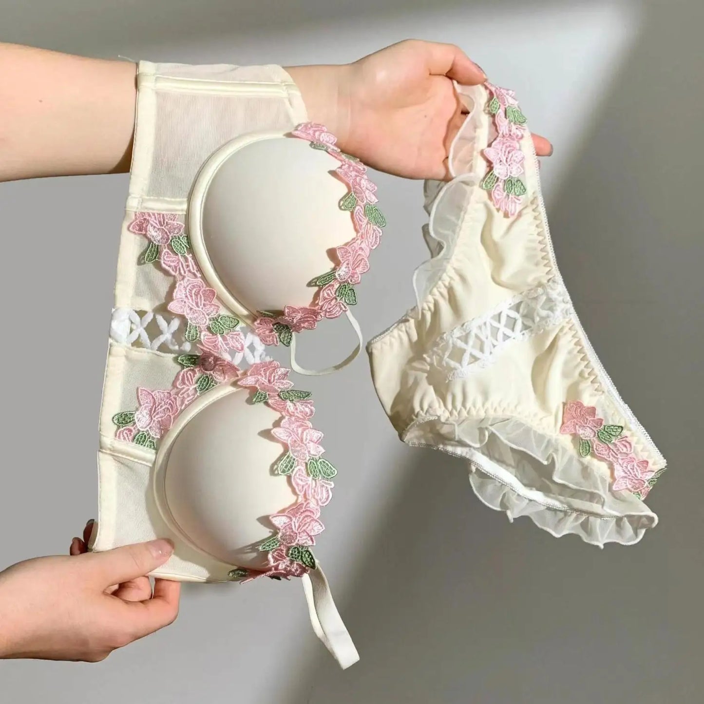 Damen Dessous Set Creme mit floraler Stickerei, Bügel-BH, Slip, transparente Einsätze, romantisches Design