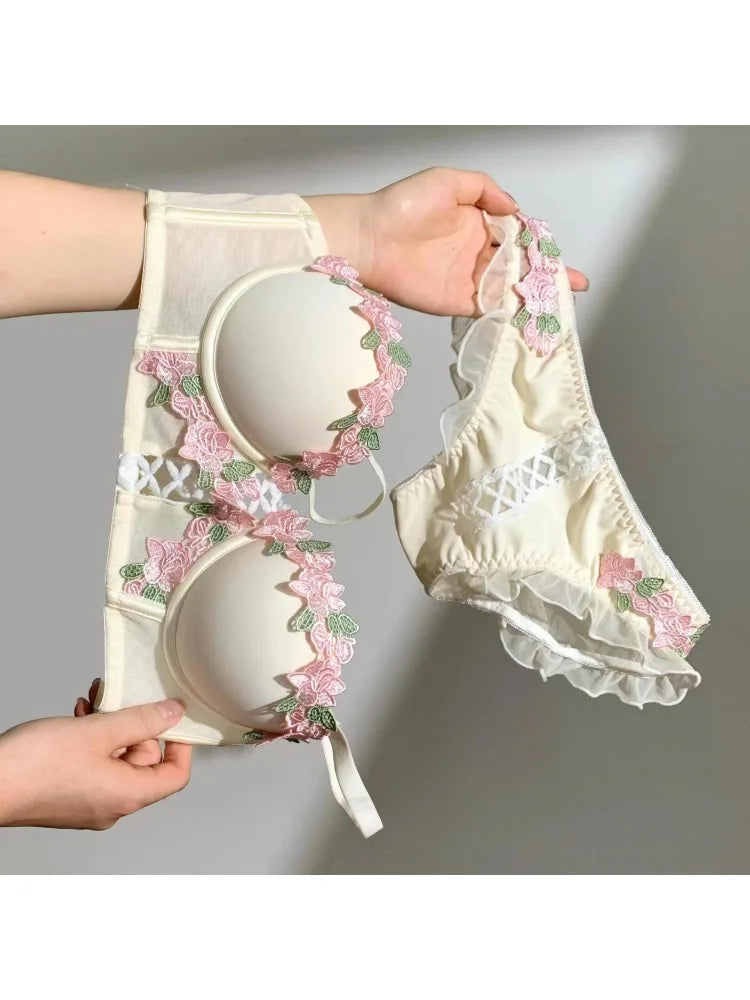 Damen Dessous Set Creme mit floraler Stickerei, Bügel-BH, Slip, transparente Einsätze, romantisches Design