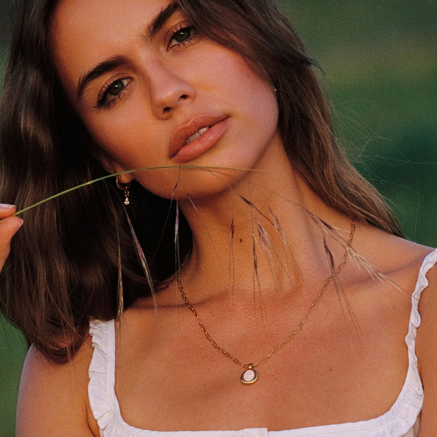 Damen Halskette goldfarben mit Opal Anhänger und Paperclip Kette aus Edelstahl
