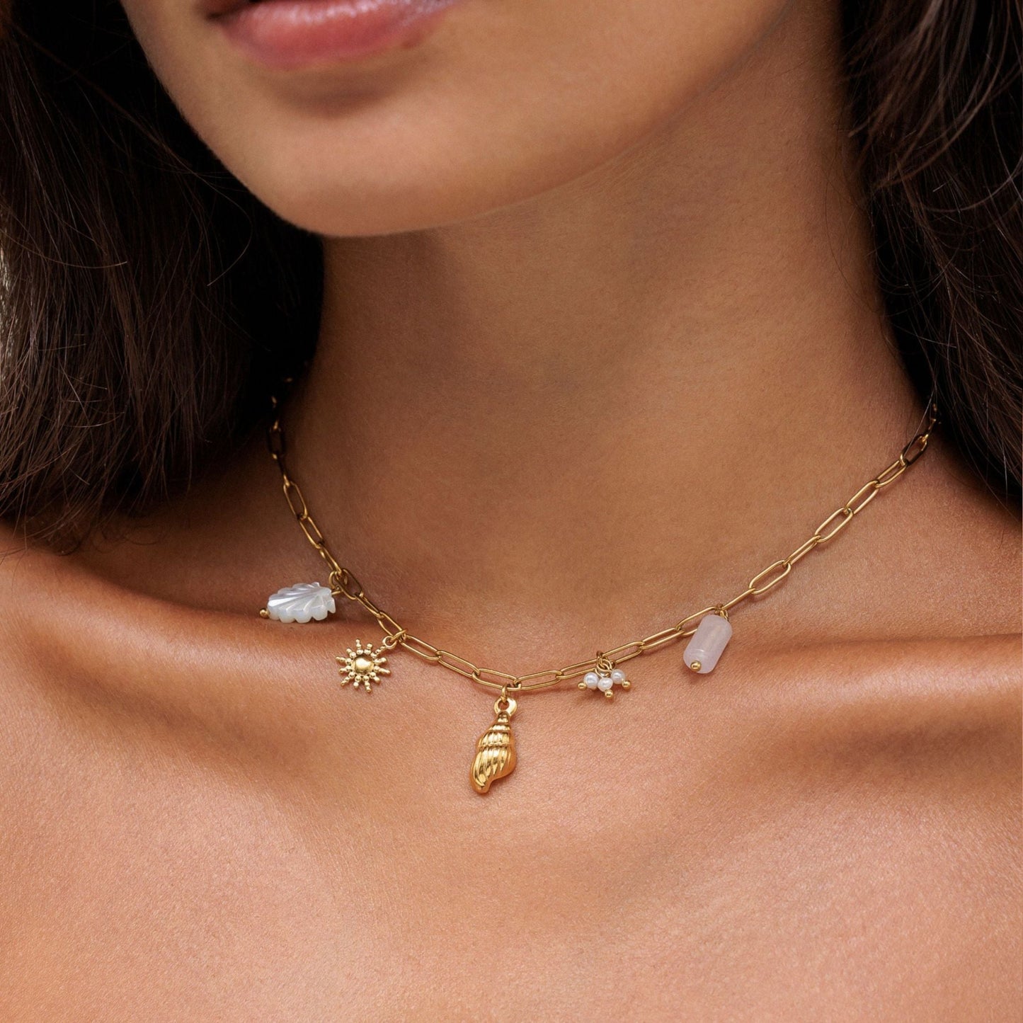 Damen Charm Halskette Gold mit Muschel-, Sonnen- und Schnecken-Anhängern, Süßwasserperlen, 18K PVD Edelstahl