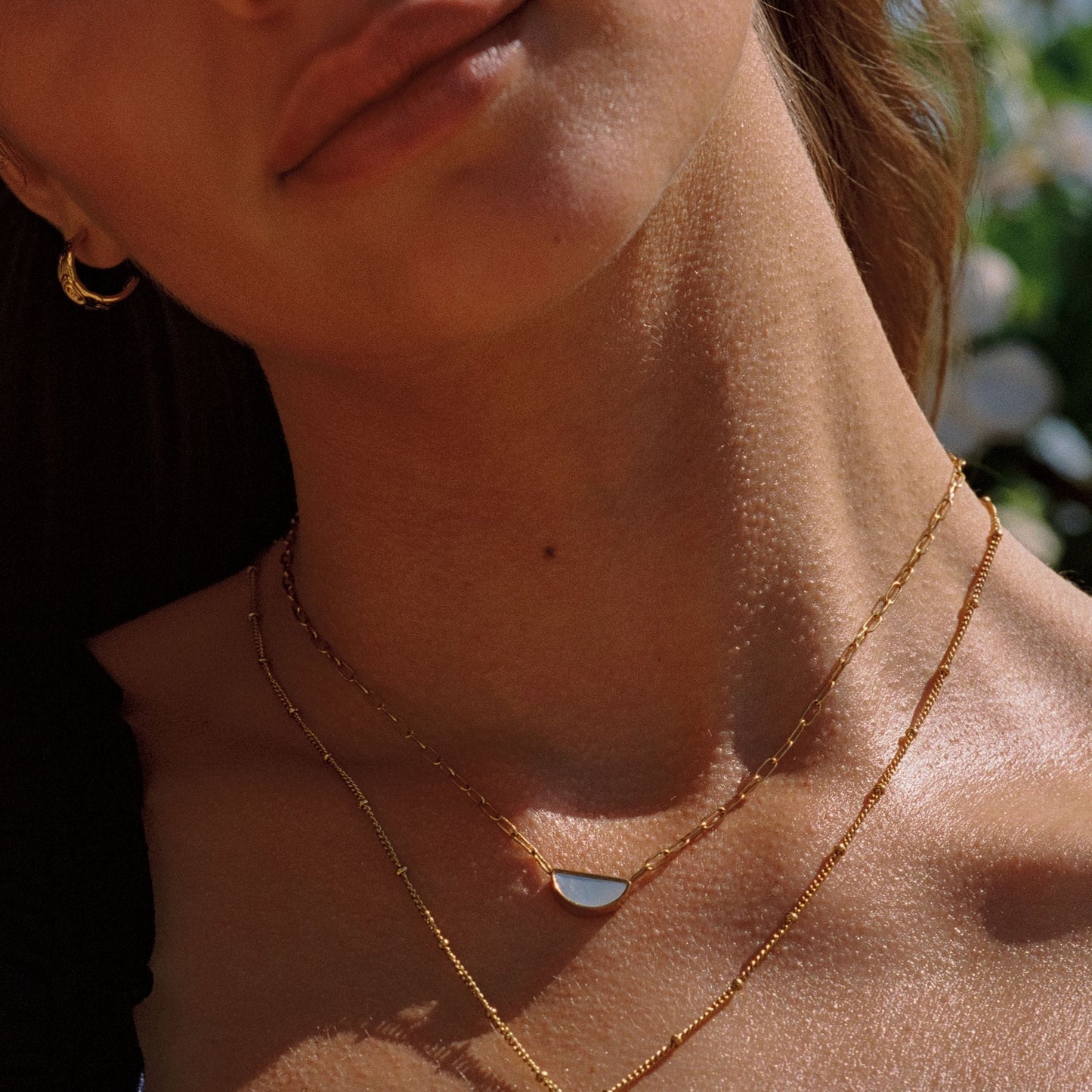 Damen Choker Halskette goldfarben mit Perlmutt Anhänger aus Edelstahl