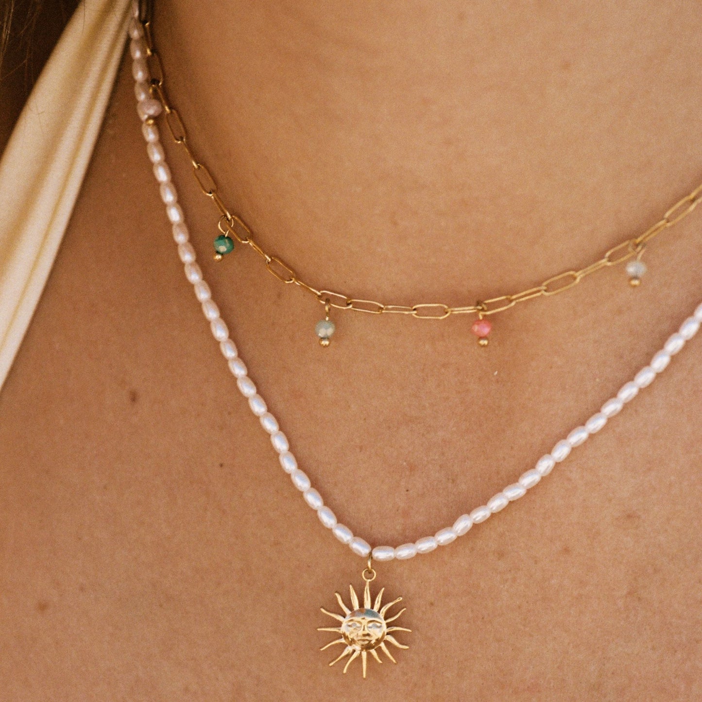 Damen Choker Gold mit bunten Anhängern, Gliederkette aus 18K PVD Edelstahl, wasserfest, verstellbar