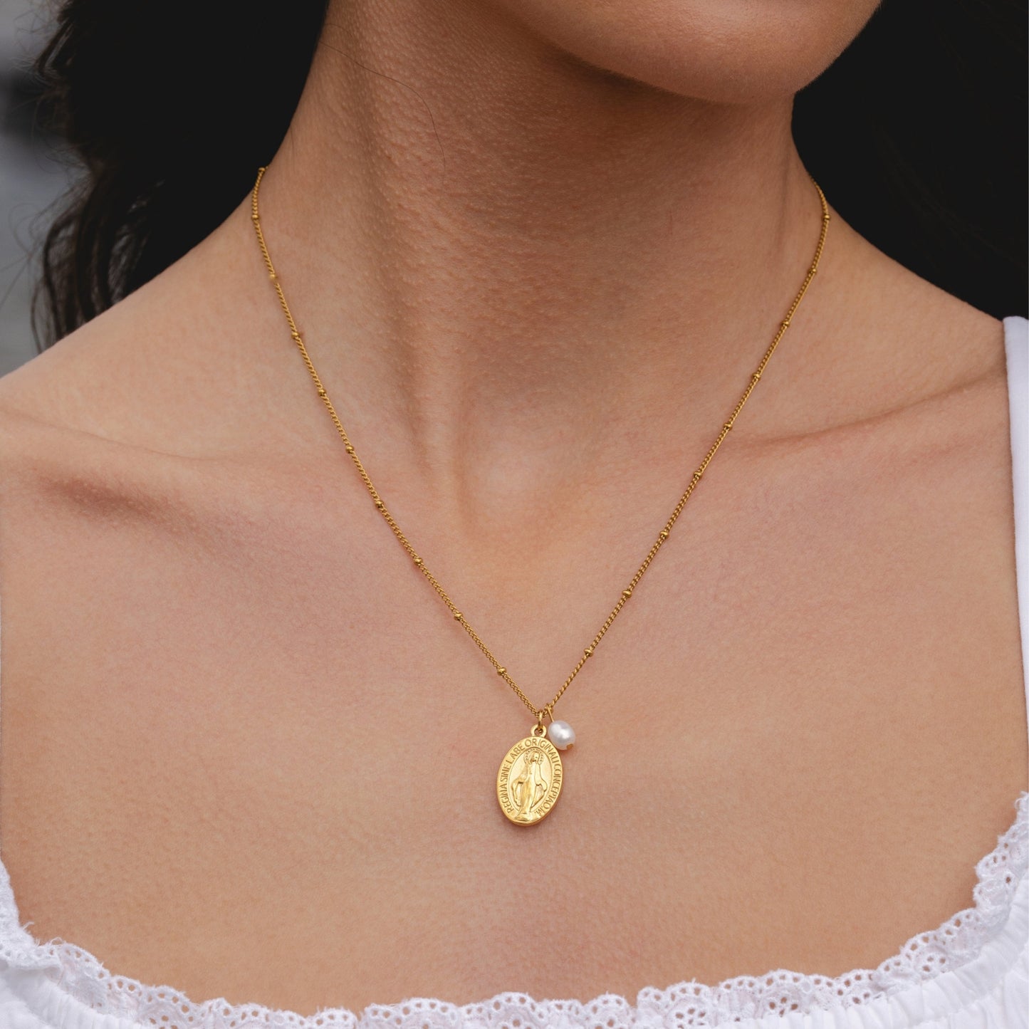 Damen Halskette mit goldfarbenem Kreuz Anhänger und Süßwasserperle