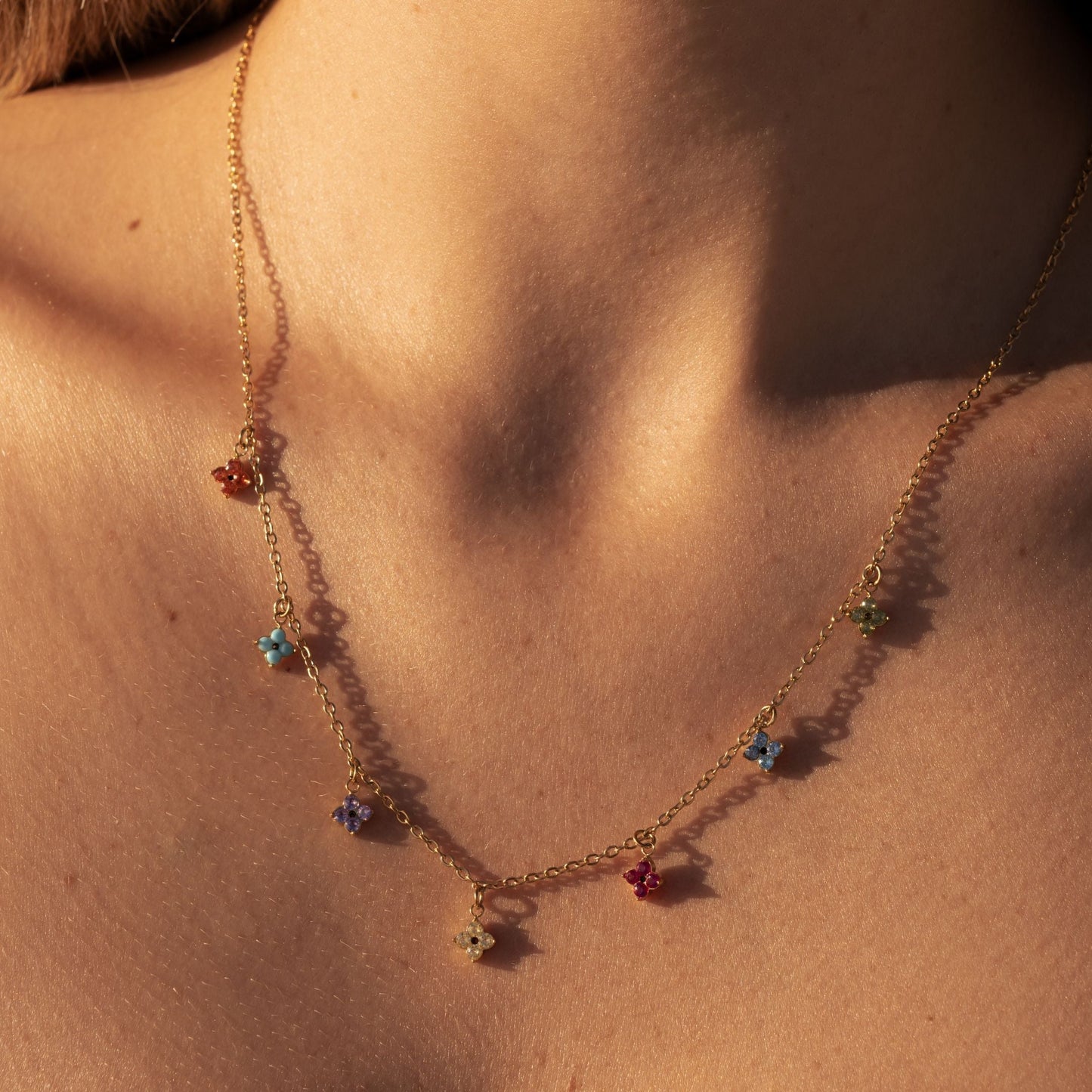 Damen Choker Halskette Gold Blumen Anhänger mit bunten Zirkonia Verstellbar Wasserfest Hypoallergen