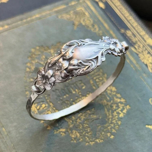PetalCharm – Oldtimer Armband Aus Silber Mit Blumengravur