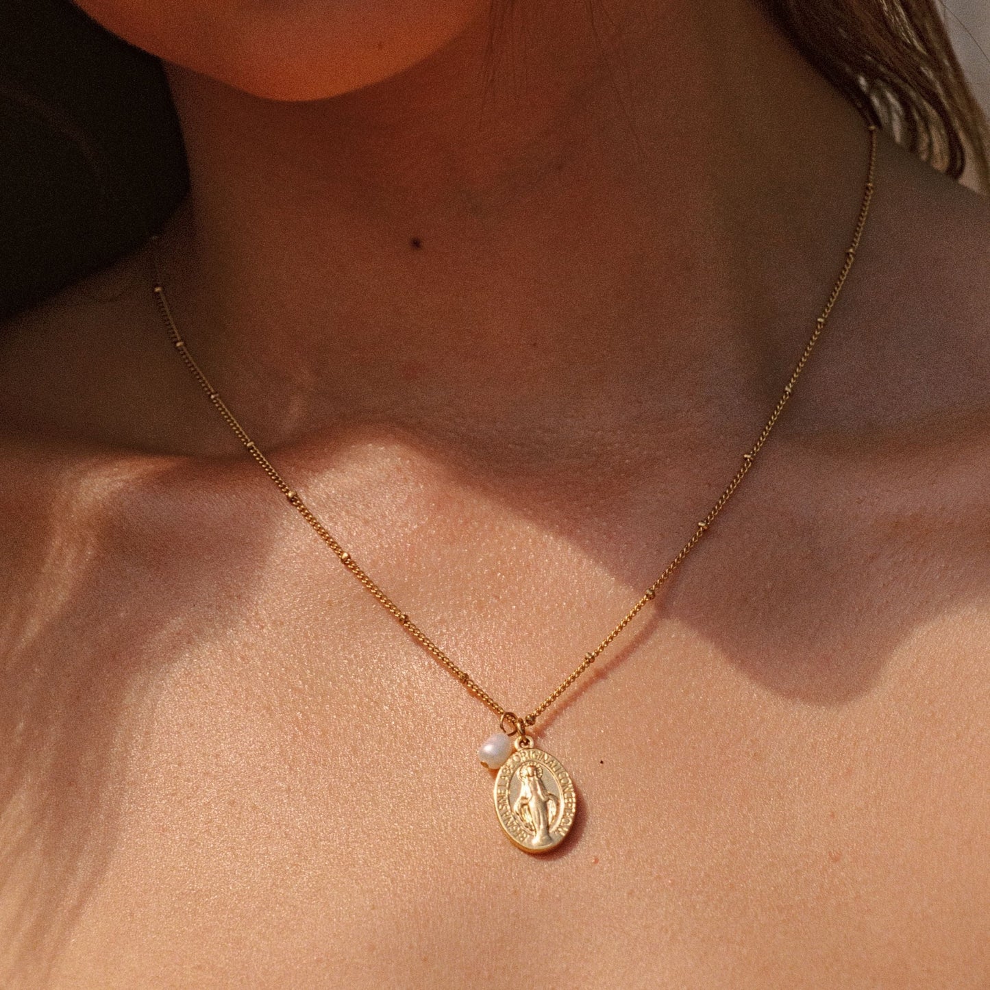 Damen Halskette mit goldfarbenem Kreuz Anhänger und Süßwasserperle