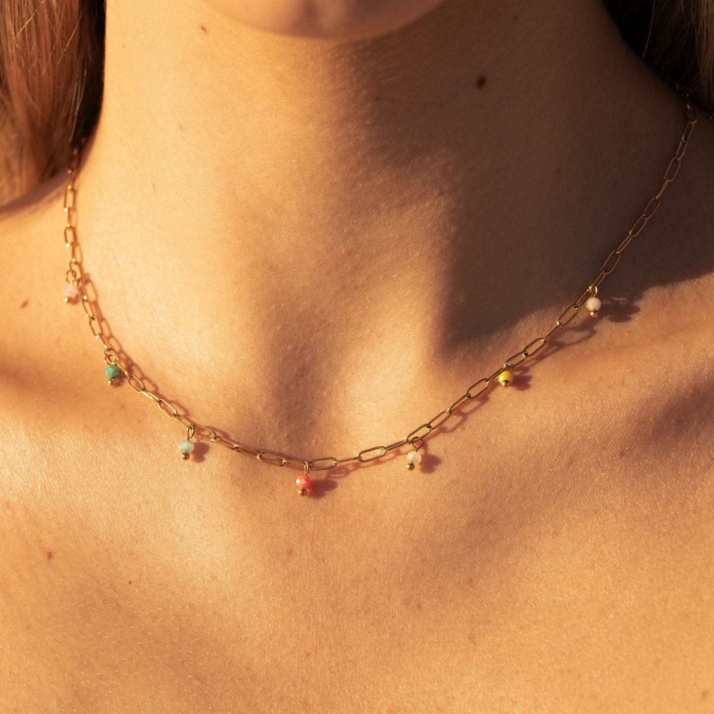 Damen Choker Gold mit bunten Anhängern, Gliederkette aus 18K PVD Edelstahl, wasserfest, verstellbar