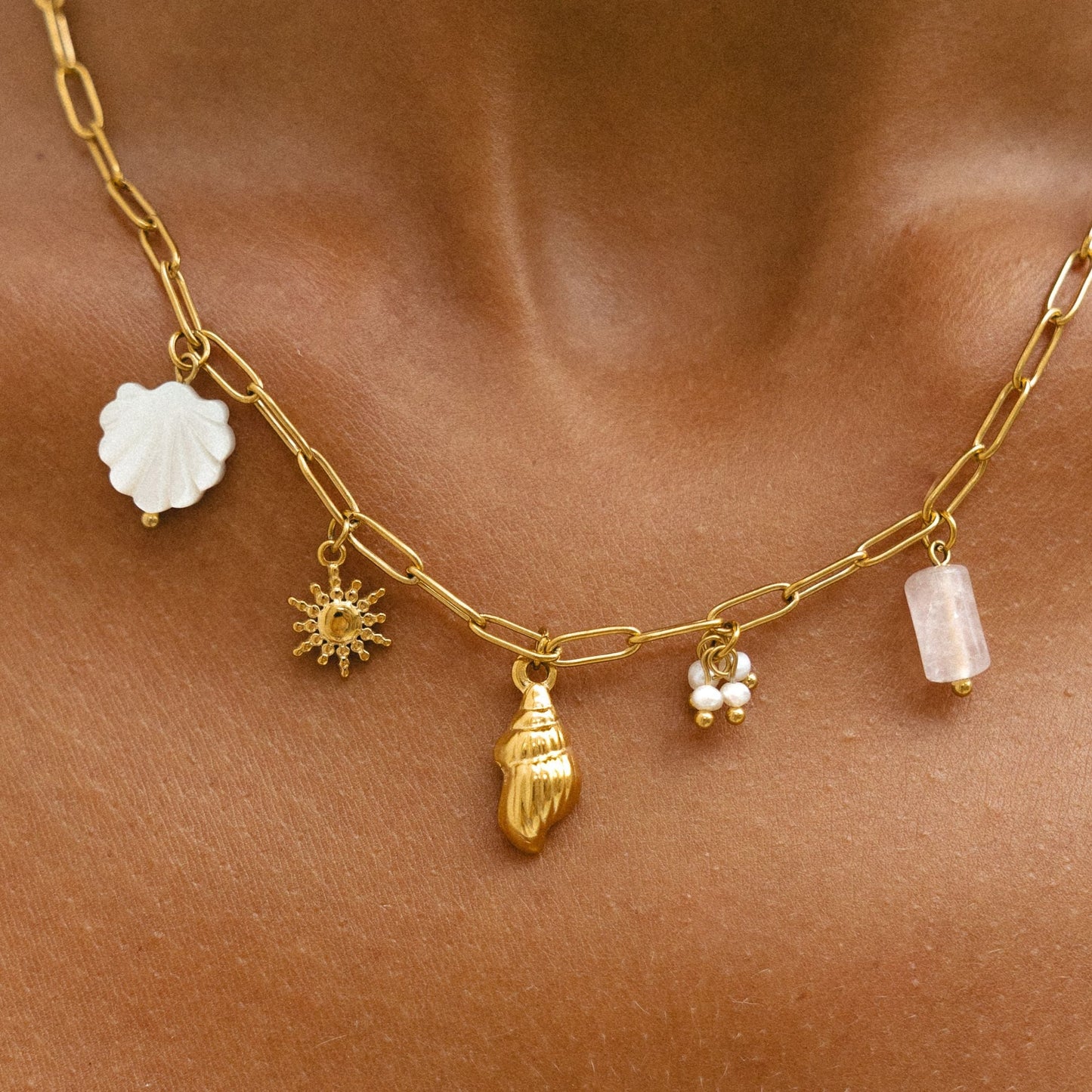 Damen Charm Halskette Gold mit Muschel-, Sonnen- und Schnecken-Anhängern, Süßwasserperlen, 18K PVD Edelstahl