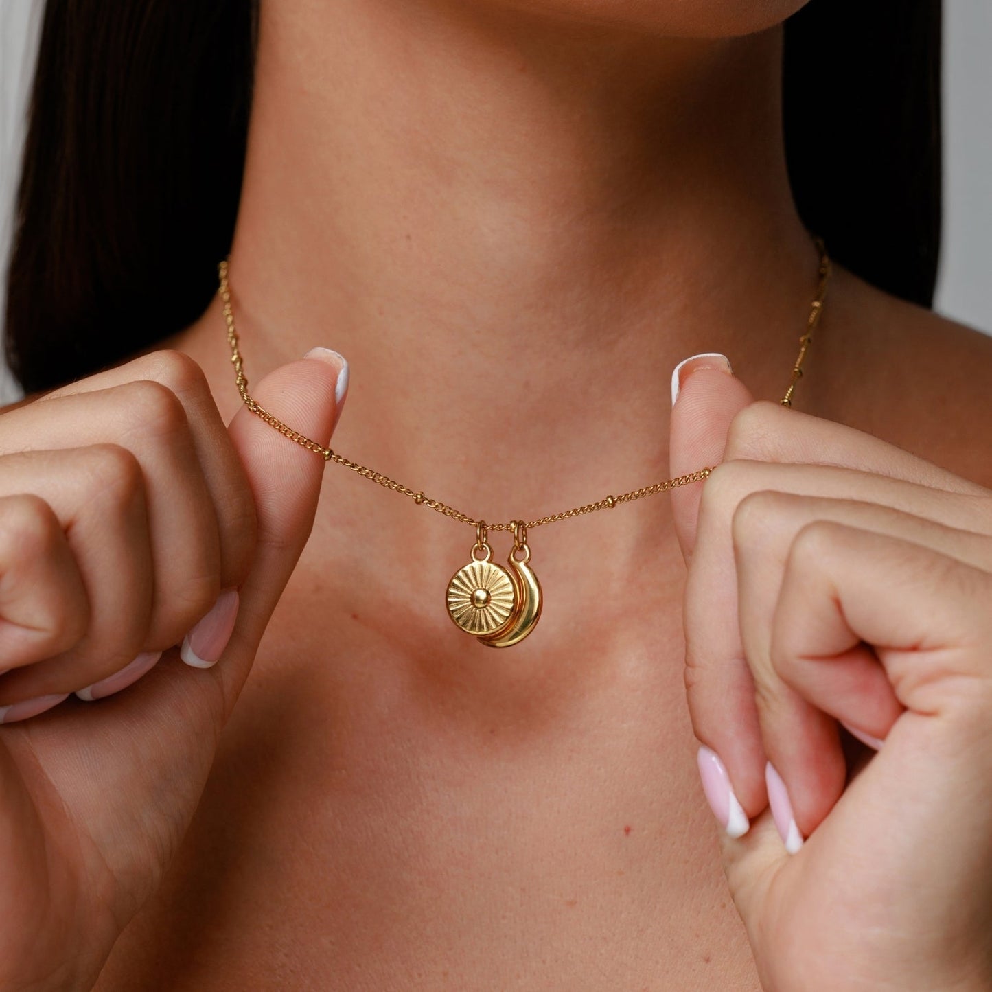 Damen Halskette Gold Doppelanhänger Sonne und Mond Edelstahl wasserfest minimalistischer Schmuck