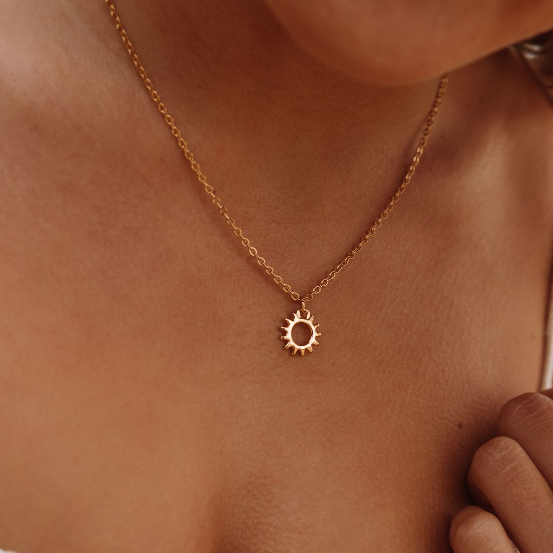 Damen Goldene Kette mit Sonnenmedaillon Edelstahl 18K PVD Verstellbarer Halsschmuck