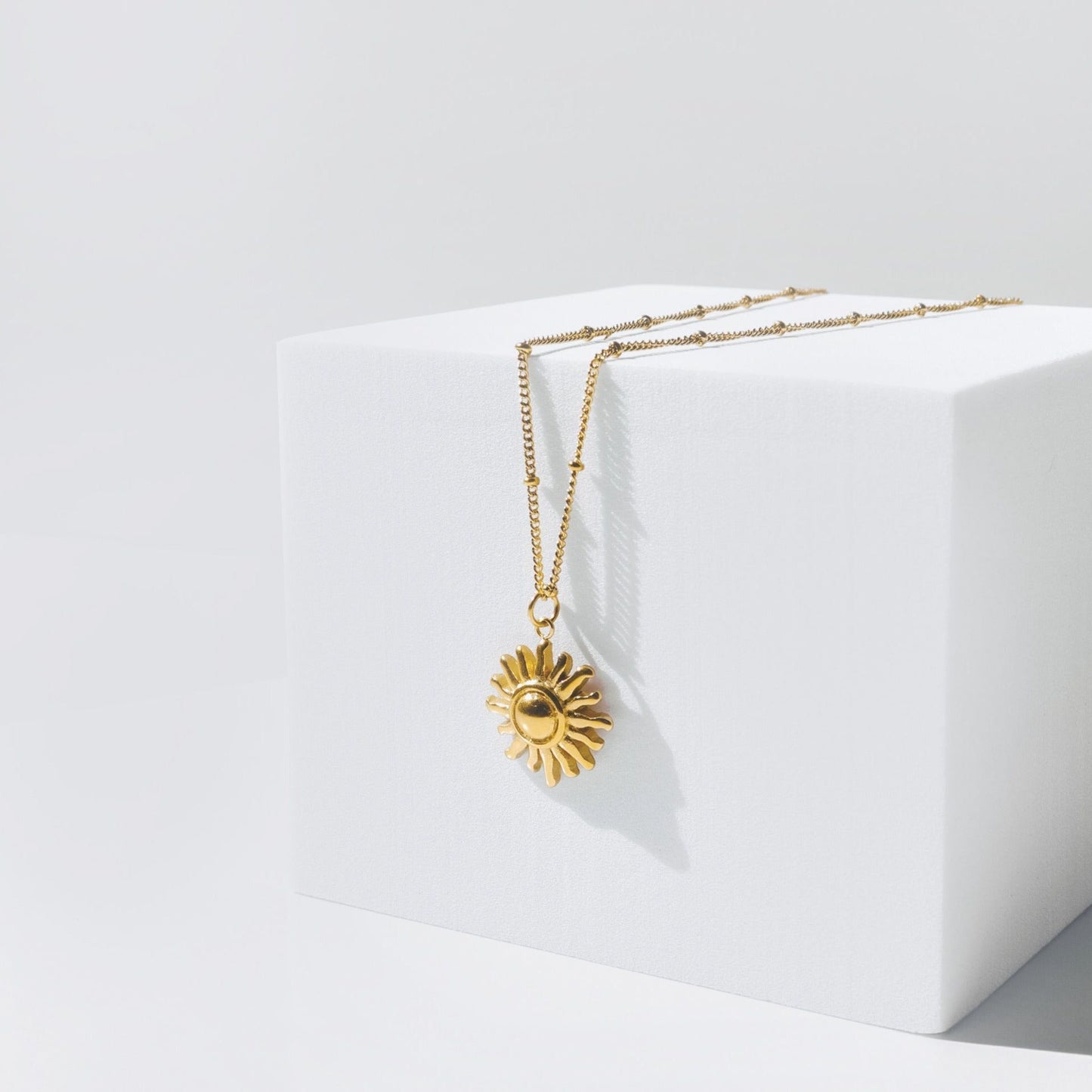 Damen Halskette Gold mit Sonnen Anhänger, wasserfest, hypoallergen, Edelstahl, elegante Kette