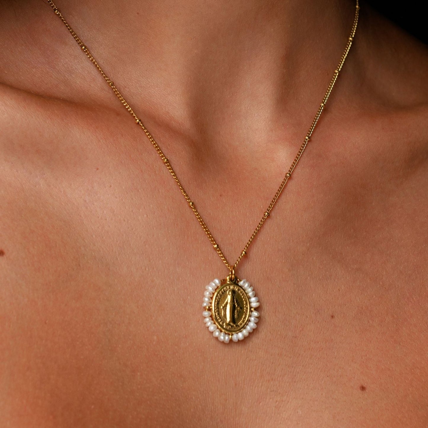 Damen Halskette Gold mit Marien-Anhänger und Süßwasserperlen, 18K PVD Edelstahl, wasserfest