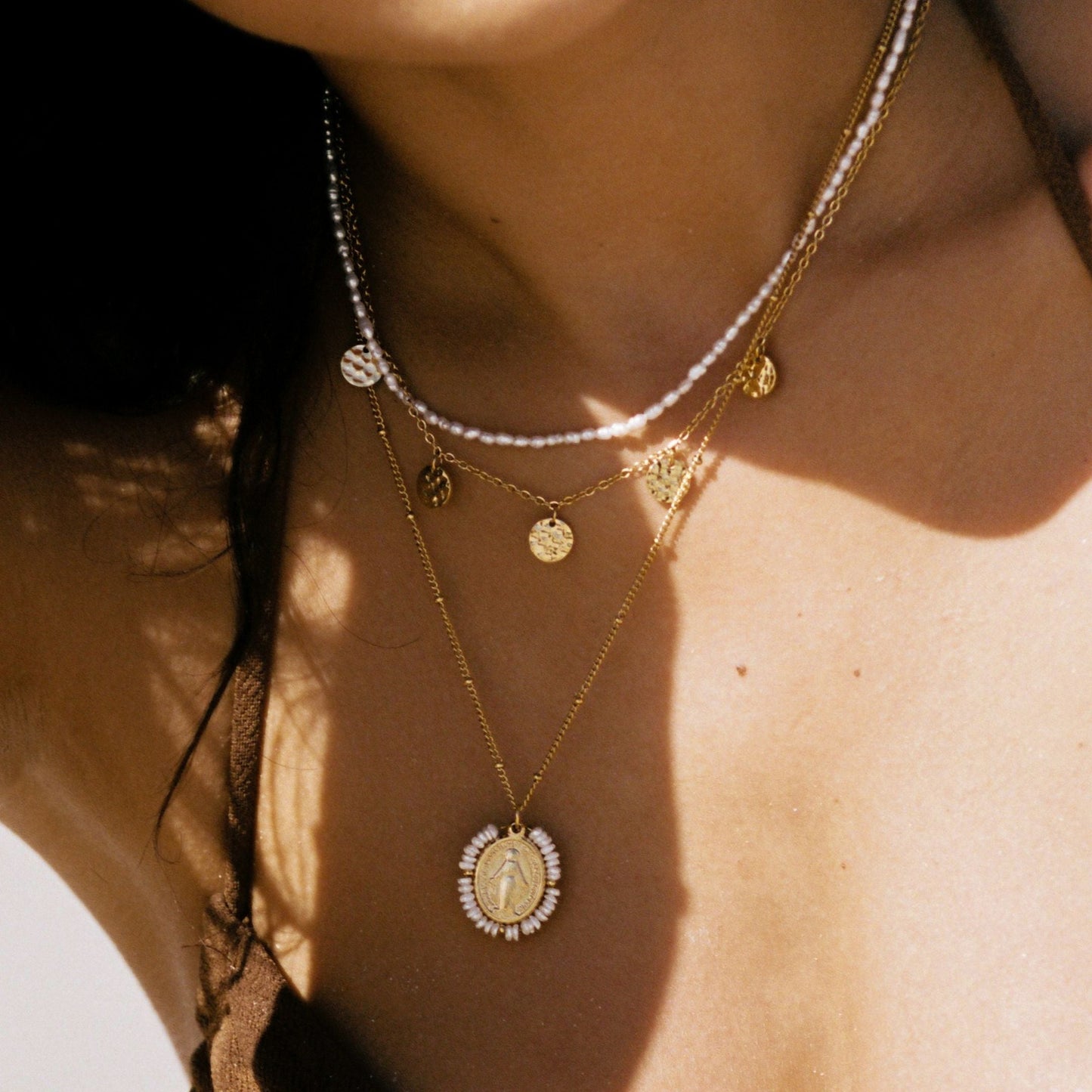 Damen Halskette Gold mit Marien-Anhänger und Süßwasserperlen, 18K PVD Edelstahl, wasserfest