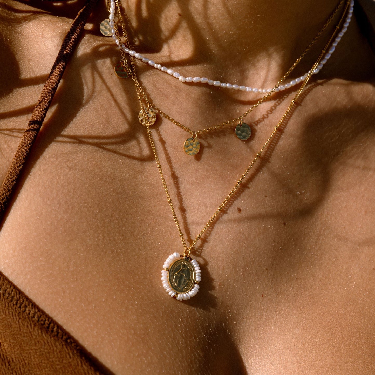 Damen Halskette Gold mit Marien-Anhänger und Süßwasserperlen, 18K PVD Edelstahl, wasserfest