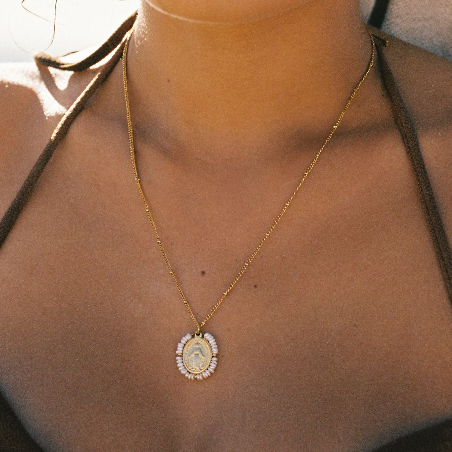 Damen Halskette Gold mit Marien-Anhänger und Süßwasserperlen, 18K PVD Edelstahl, wasserfest