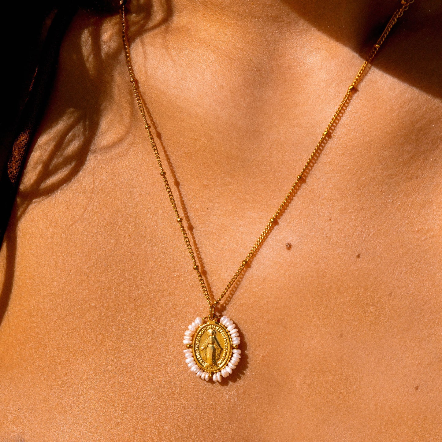 Damen Halskette Gold mit Marien-Anhänger und Süßwasserperlen, 18K PVD Edelstahl, wasserfest