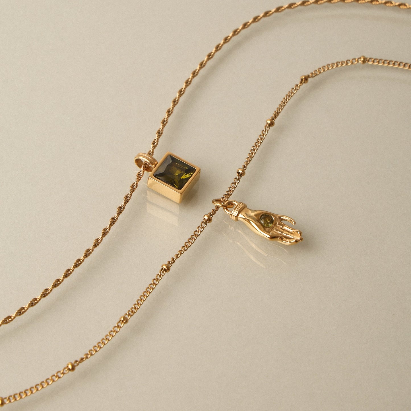 Damen Halskette goldfarben mit Schutz Hand Anhänger und grünem Zirkon