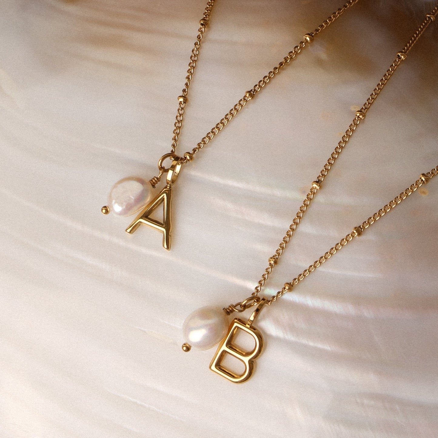 Damen Halskette goldfarben mit Barockperle und Initial Anhänger aus Edelstahl