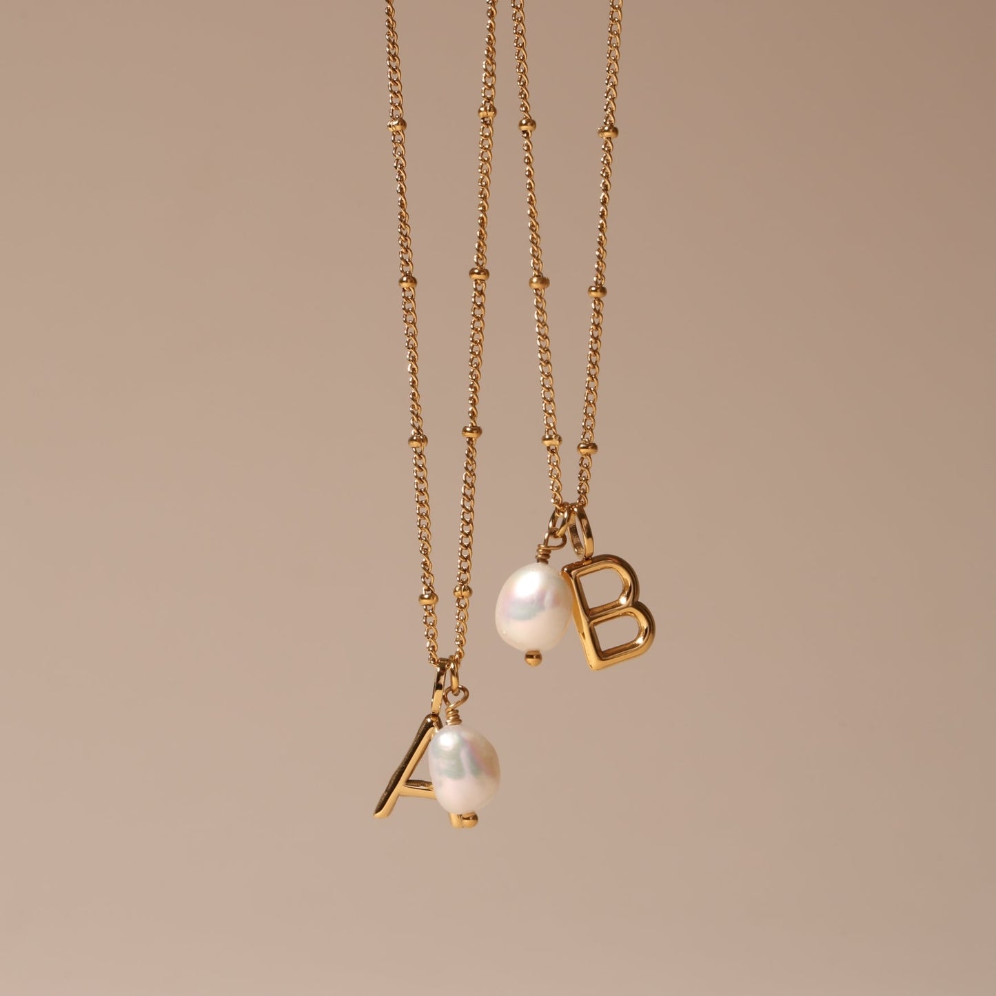 Damen Halskette goldfarben mit Barockperle und Initial Anhänger aus Edelstahl