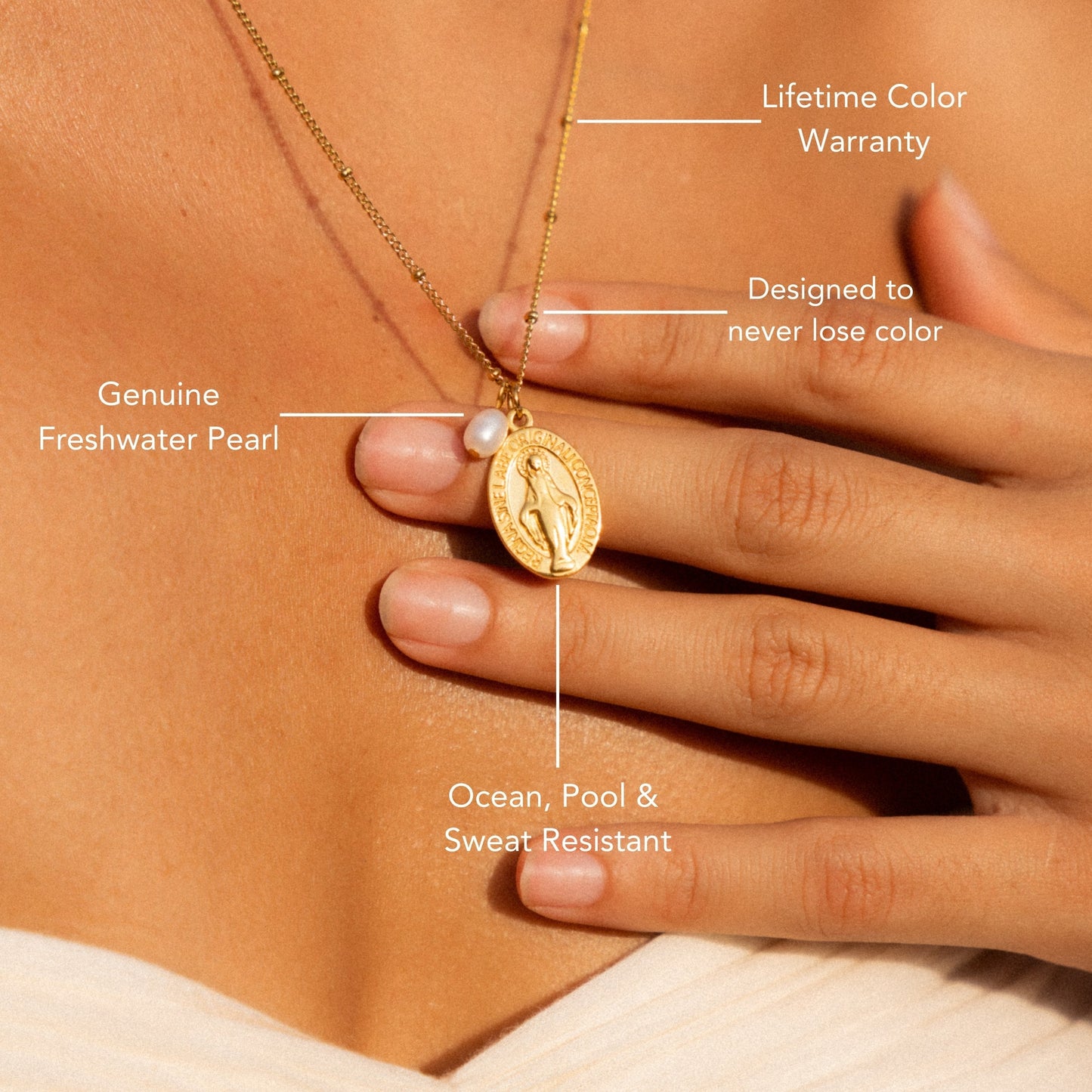 Damen Halskette mit goldfarbenem Kreuz Anhänger und Süßwasserperle