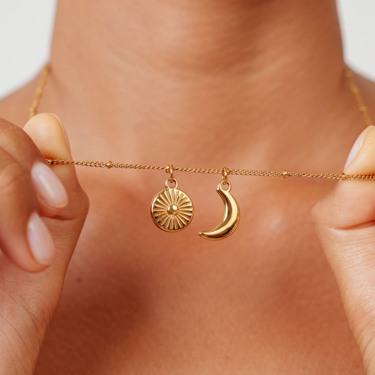 Damen Halskette Gold Doppelanhänger Sonne und Mond Edelstahl wasserfest minimalistischer Schmuck