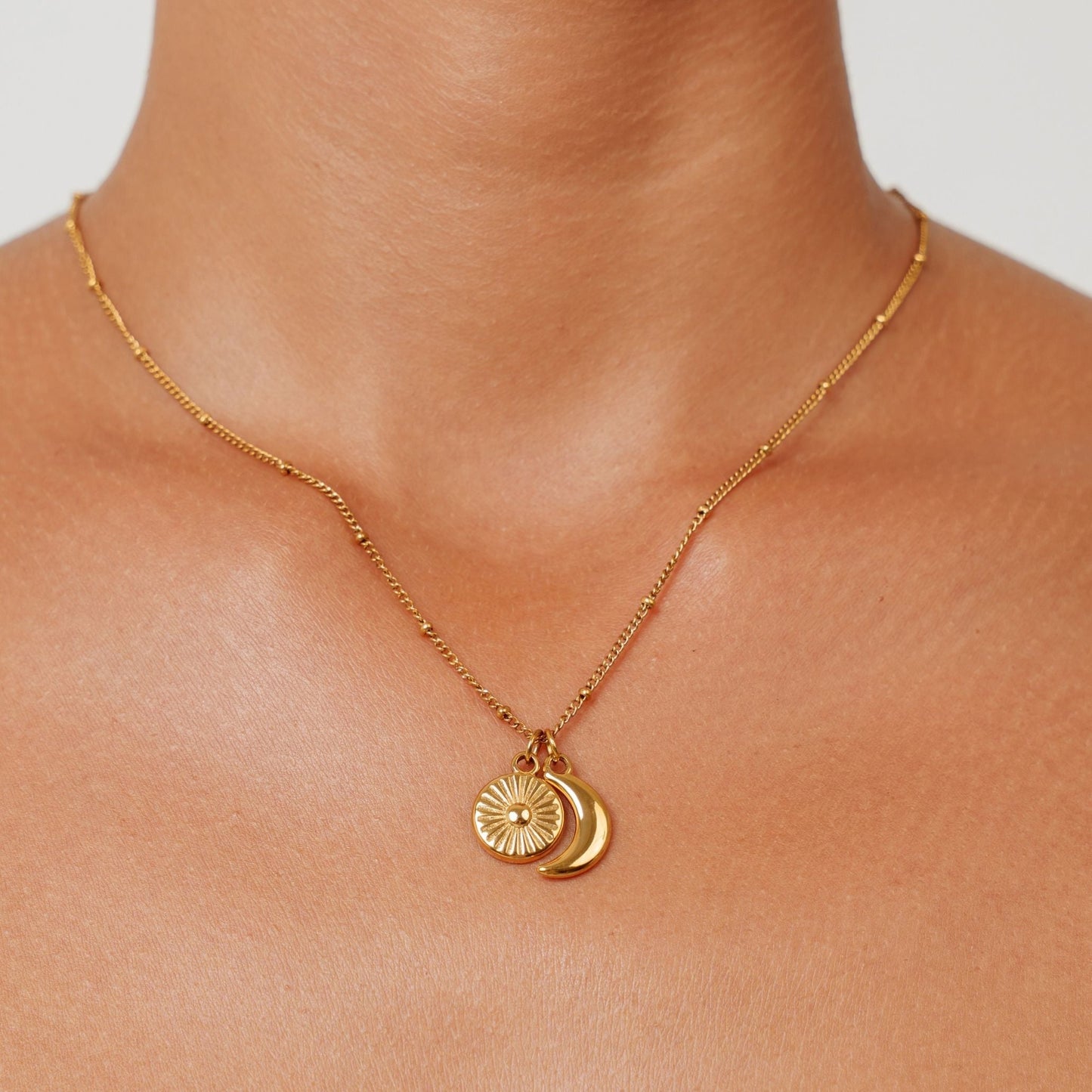 Damen Halskette Gold Doppelanhänger Sonne und Mond Edelstahl wasserfest minimalistischer Schmuck