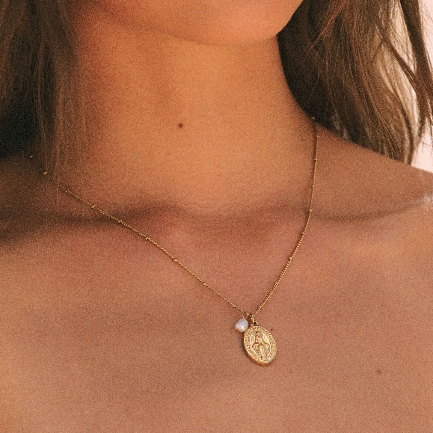 Damen Halskette mit goldfarbenem Kreuz Anhänger und Süßwasserperle
