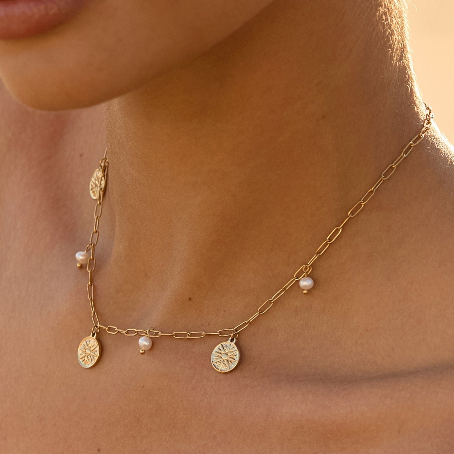 Damen Perlen Choker Gold Süßwasserperlen Sonnen Anhänger verstellbar wasserfest