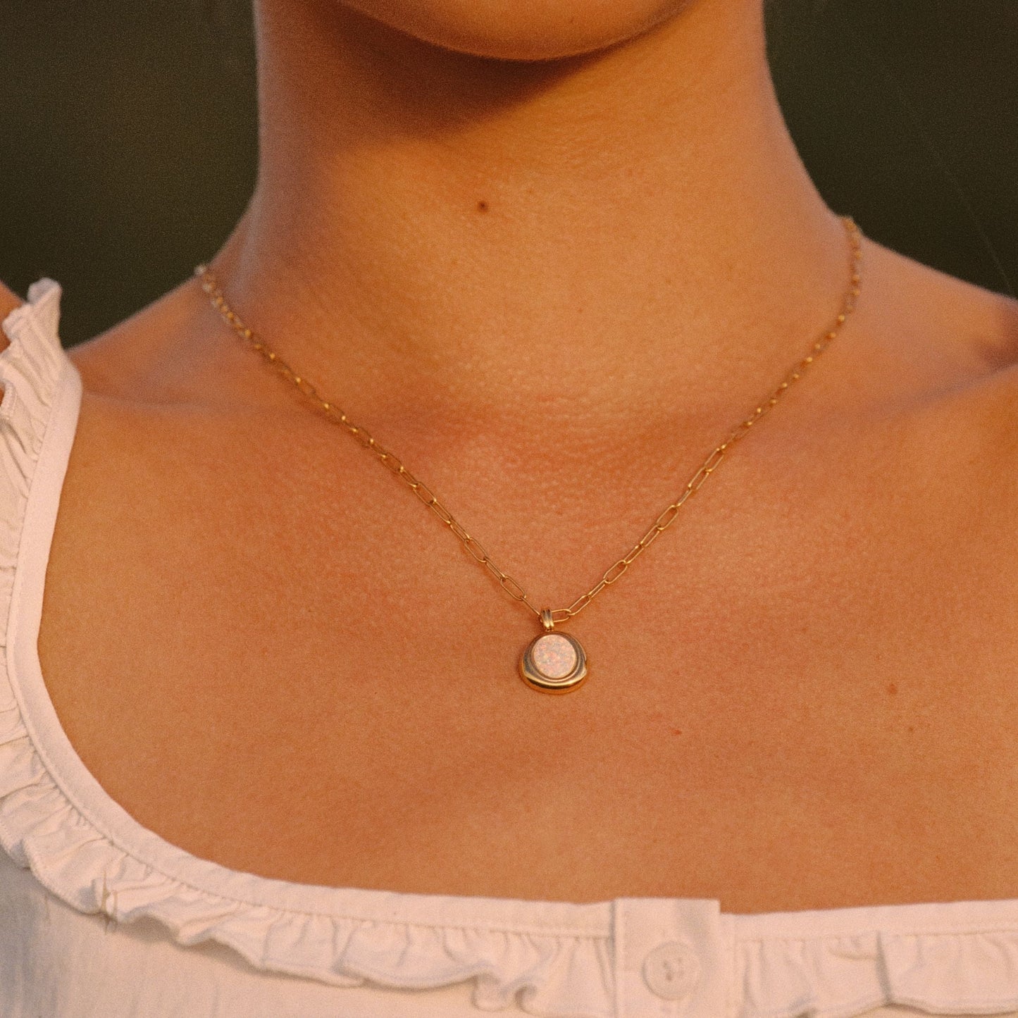 Damen Halskette goldfarben mit Opal Anhänger und Paperclip Kette aus Edelstahl