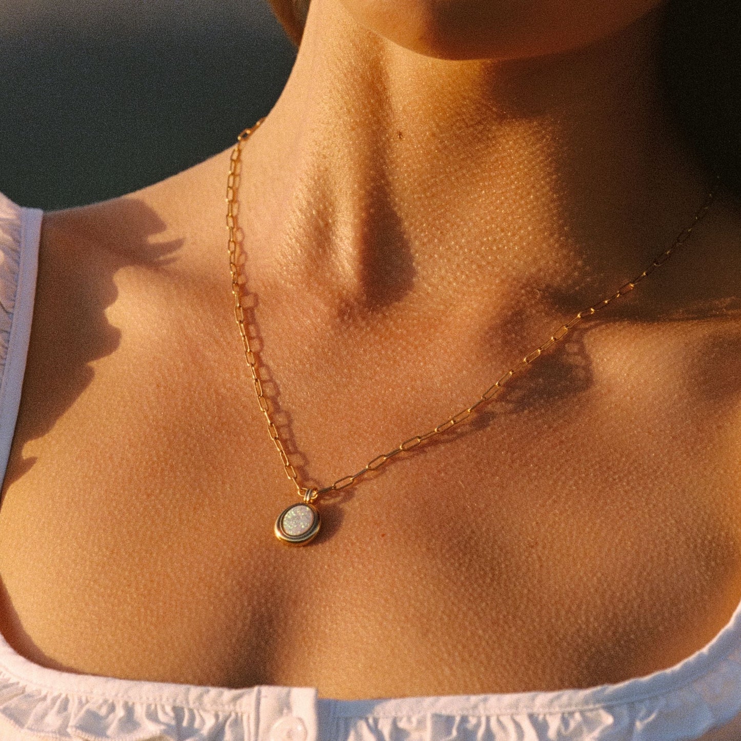 Damen Halskette goldfarben mit Opal Anhänger und Paperclip Kette aus Edelstahl