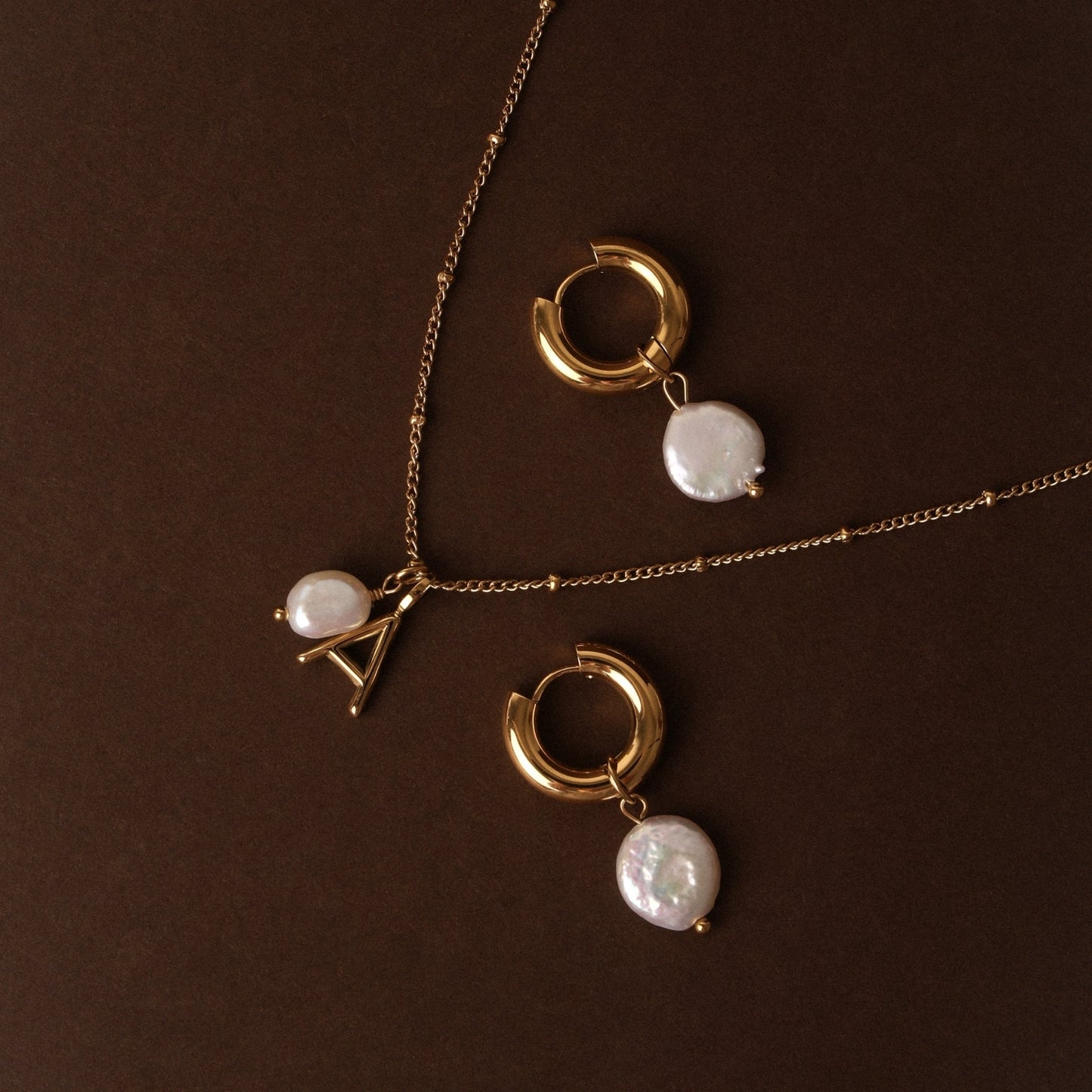 Damen Halskette goldfarben mit Barockperle und Initial Anhänger aus Edelstahl