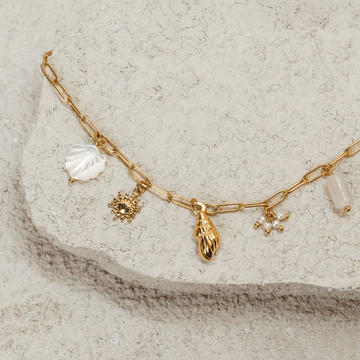 Damen Charm Halskette Gold mit Muschel-, Sonnen- und Schnecken-Anhängern, Süßwasserperlen, 18K PVD Edelstahl