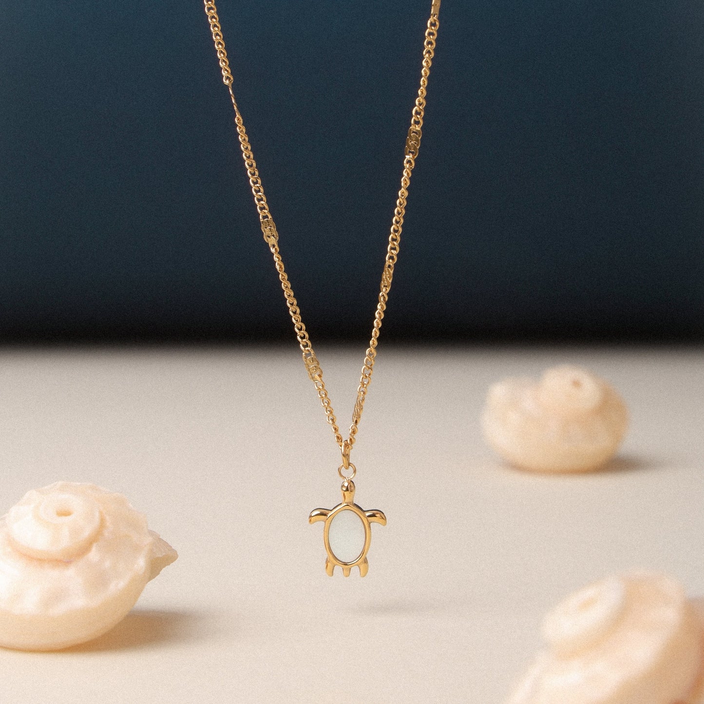 Damen Halskette goldfarben mit Schildkröten Anhänger und Perlmutt Stein aus Edelstahl
