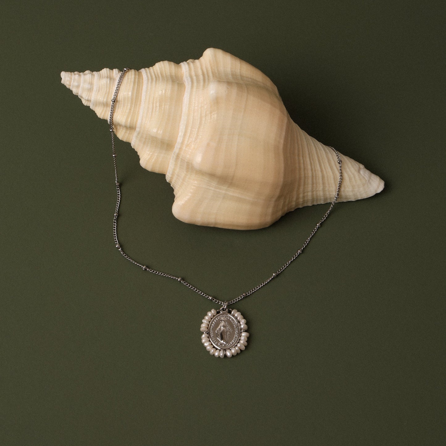 Damen Halskette Gold mit Marien-Anhänger und Süßwasserperlen, 18K PVD Edelstahl, wasserfest