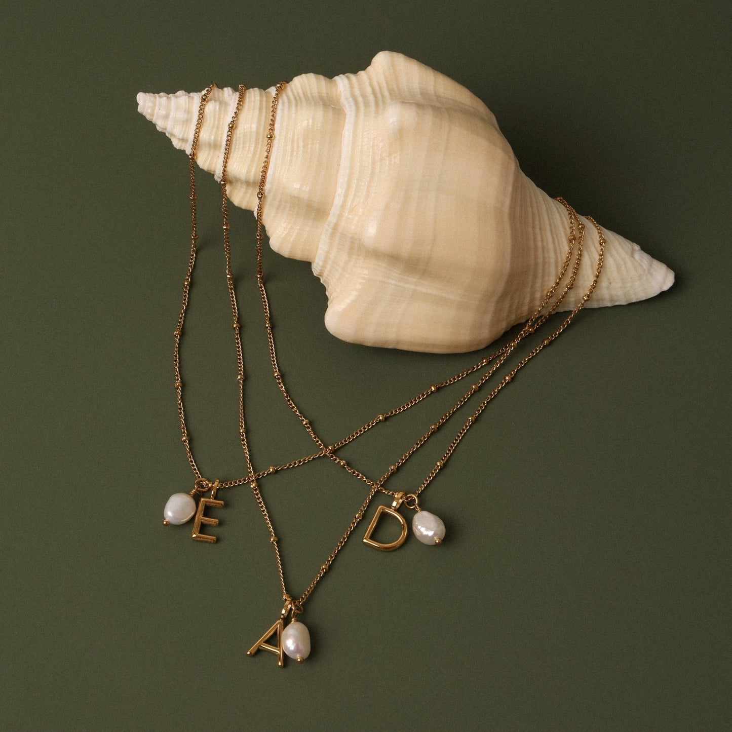 Damen Halskette goldfarben mit Barockperle und Initial Anhänger aus Edelstahl