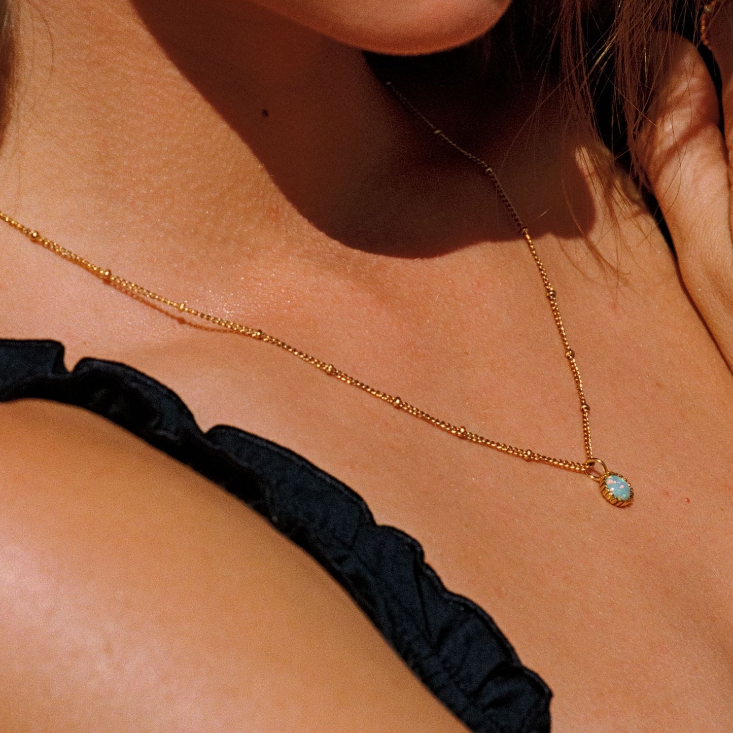 Damen Halskette goldfarben mit rundem Opal Anhänger aus Edelstahl