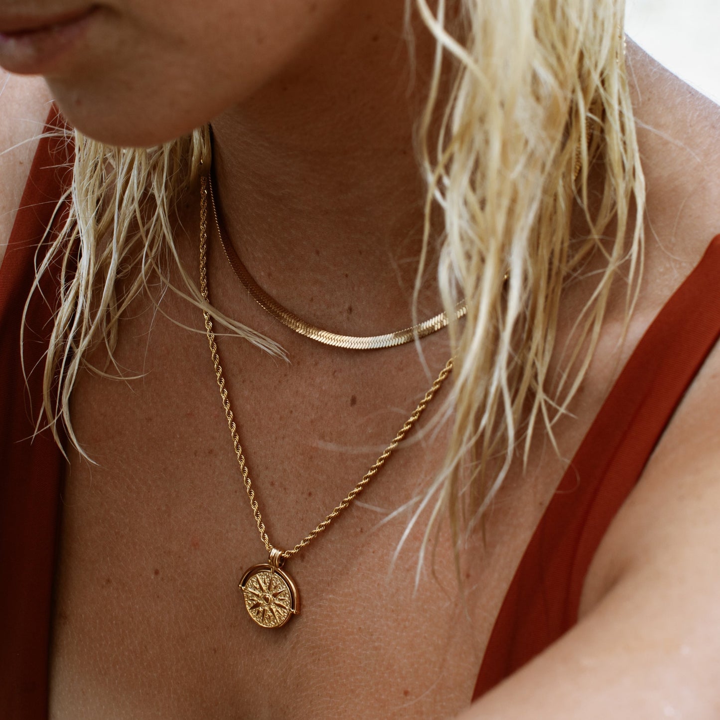 Damen Schmuckset Gold Herringbone Choker Sonnenanhänger Halskette verstellbar wasserfest Edelstahl