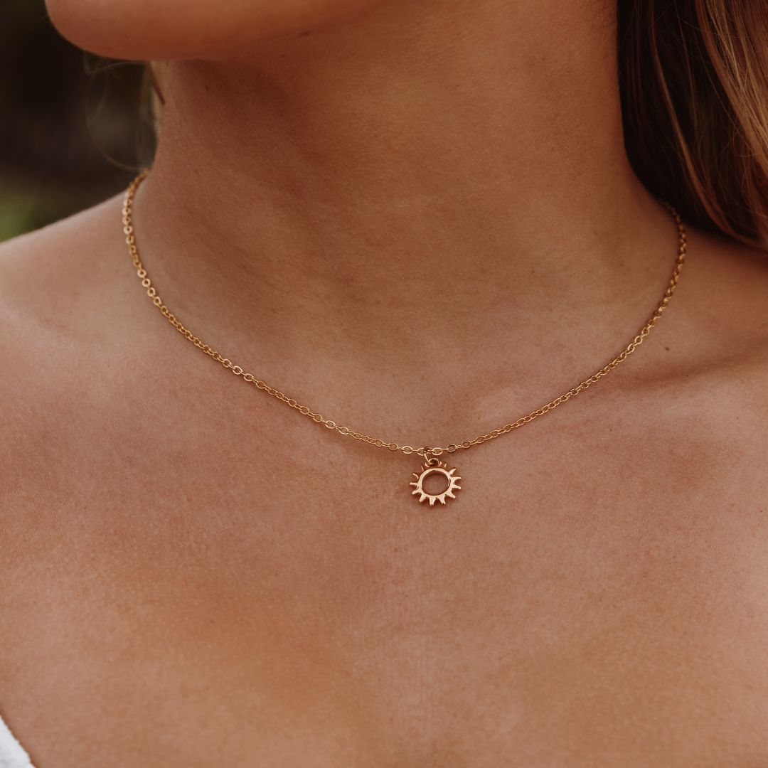 Damen Goldene Kette mit Sonnenmedaillon Edelstahl 18K PVD Verstellbarer Halsschmuck