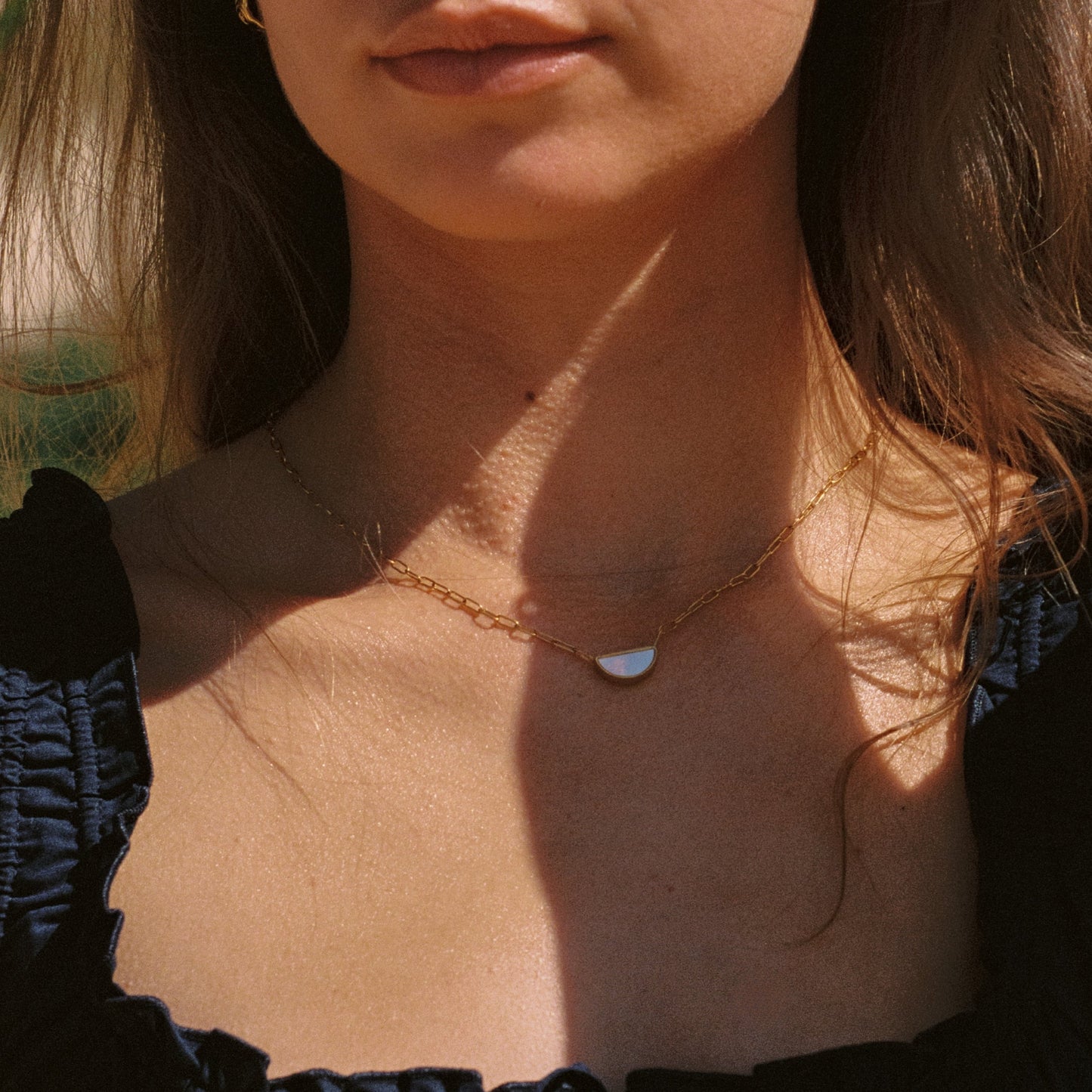 Damen Choker Halskette goldfarben mit Perlmutt Anhänger aus Edelstahl