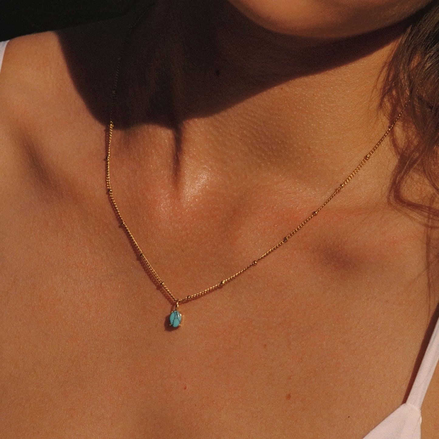 Damen Halskette goldfarben mit Türkis Anhänger und Beaded Chain aus Edelstahl